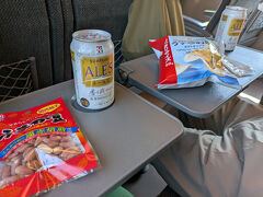 車窓を楽しみます！

鳥取駅ナカのコンビニはお土産品などもあって使い勝手が良かったです。