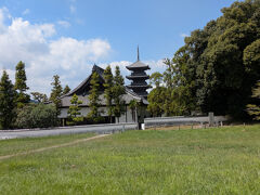 次に向かったのは「備中国分寺」

先ほどの鬼ノ城もここ備中国分寺もびびパパの叔父さん（岡山市在住）のおすすめスポットです。
前回後楽園など案内して頂いたのですが・・今回は暑さのせいもあり残念ながらご一緒出来ませんでした。ご高齢なので無理は禁物です。

五重塔の風景が美しいお寺です。
周辺は「吉備路風土記の丘」として整備されていて四季折々のお花も楽しめるようです。
この時期は緑がまばゆい。
