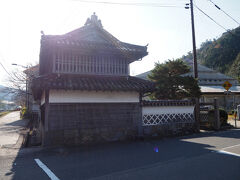 この古い建物が津和野城の馬場先櫓。
注意してないと通り過ぎてしまいます。