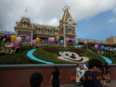 メインエントランス入ってすぐのところにあるミッキー顔の花壇のクオリティが低いのは、海外ディズニーあるある。
まずはここでフォトグラファーを捕まえて記念撮影。フォトパスも一応ゲット。