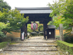 クレフィール湖東を出発し、あっという間に金剛輪寺に到着です。駐車場に車を停め、まずは黒門をくぐりぬけます。
