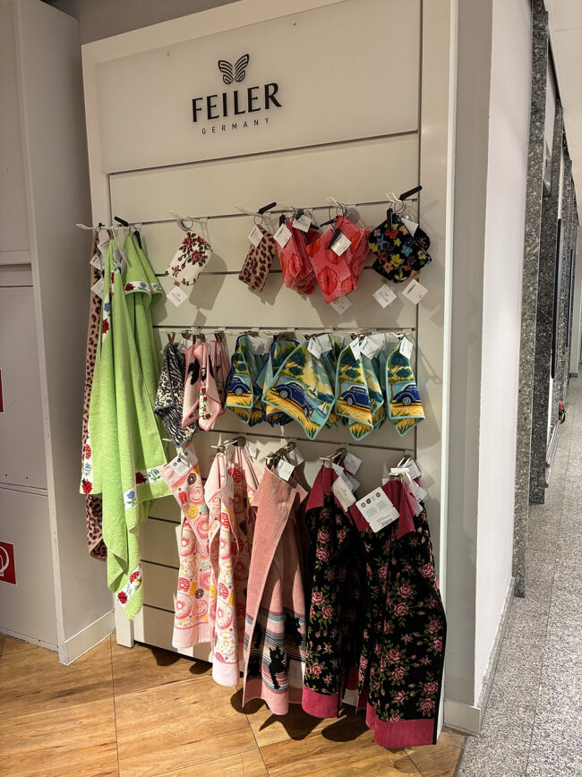 ドイツといえば、フェイラーです！<br />…が、本当に一角の壁に少ししかなくて、欲しかったミニタオルにいたっては、2種類の柄しかありませんでした涙<br />確か5階のタオル売り場です。<br />一つ11.9ユーロで、数枚購入。<br />フェイラーは日本でのみの人気なのでしょうか？<br /><br />GALERIAでは、ミュンヘンのトートバッグと磁石も購入しました。<br />トートバッグは、早速旅行中から使いました。