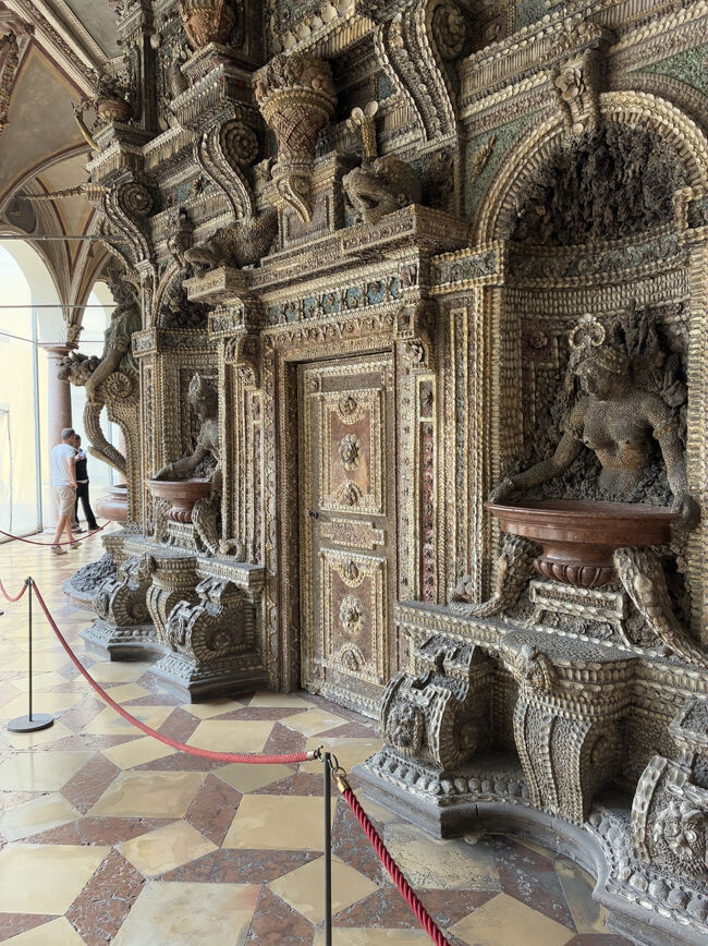 貝殻を埋め込んで装飾