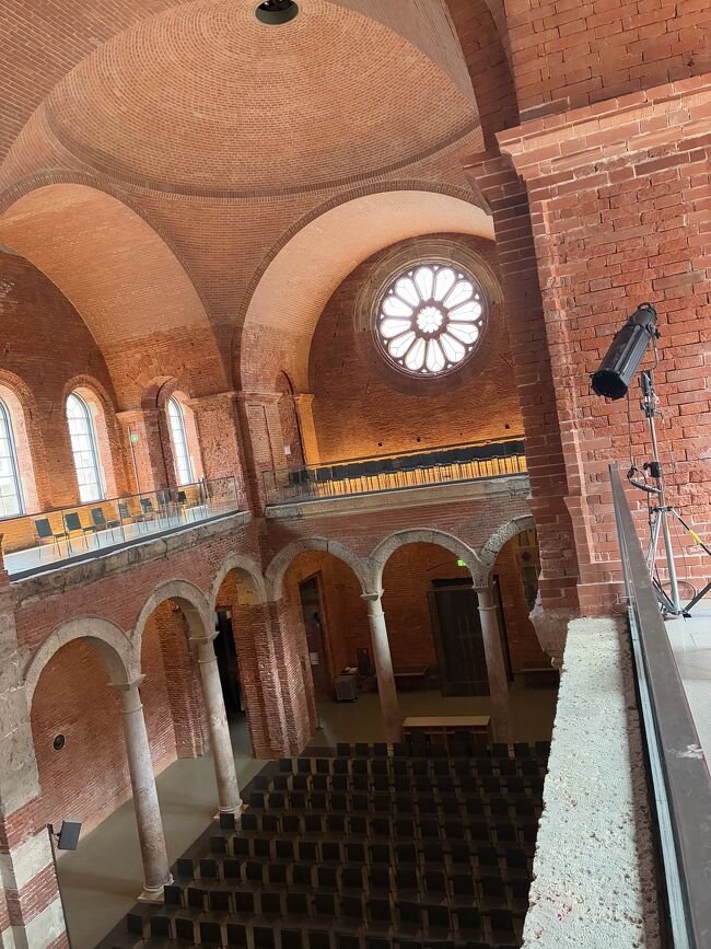 ここは空襲でかなり壊れたのを修復した教会だったと思います