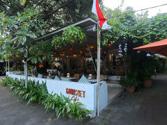 ホテルから出て左側、コーナーのところにあるGourmet Cafe。
https://www.instagram.com/gourmetcafebali/