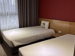 枕元のコンセントはCタイプのみ。反対側にはUSB Type-Aポートあり。