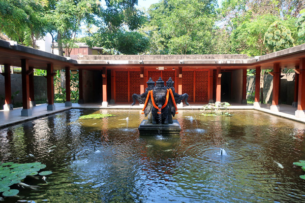 車寄せからロビーへ続く回廊。<br />送迎をしてくださったBARISAYAツアーのスタッフさんとはここでお別れしました。