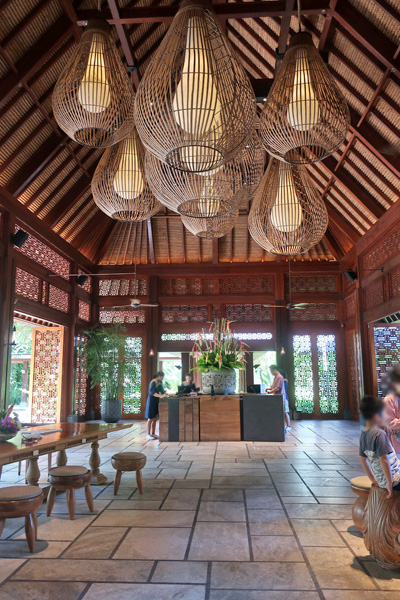 入り口付近はそれほど大きさはありませんが、独特の雰囲気に圧倒されます。