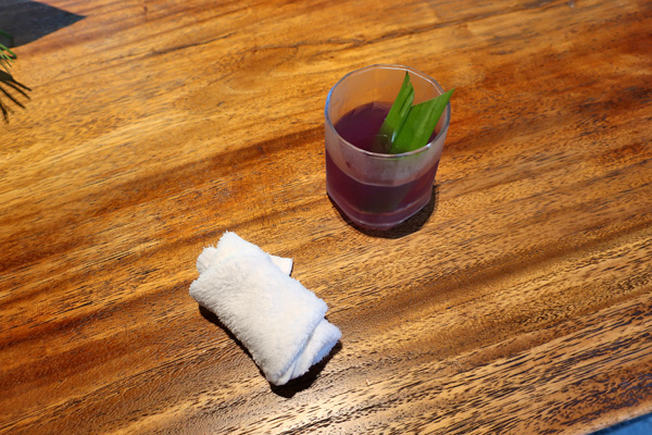 こちらに座ってチェックイン手続きを行います。