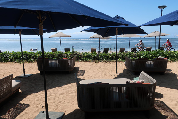 海沿いには遊歩道。