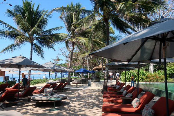 私たちはメインプールとビーチの間にあるデッキチェアに座ることにしました。