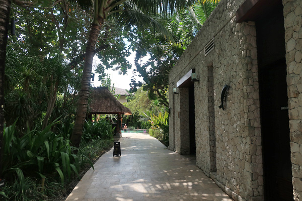 子供たちは着替えてプールへ。キッズプールのすぐ近くにトイレがあって、そこで着替えられます。が、ここは本当にトイレしかないのでちょっと着替えにくいです…シャワールーム等の施設はありません。