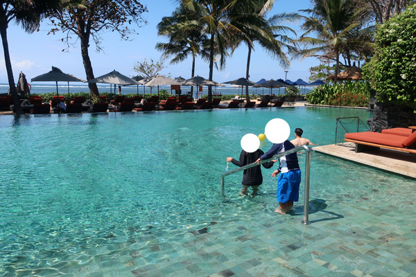 プールに入る子供たち。