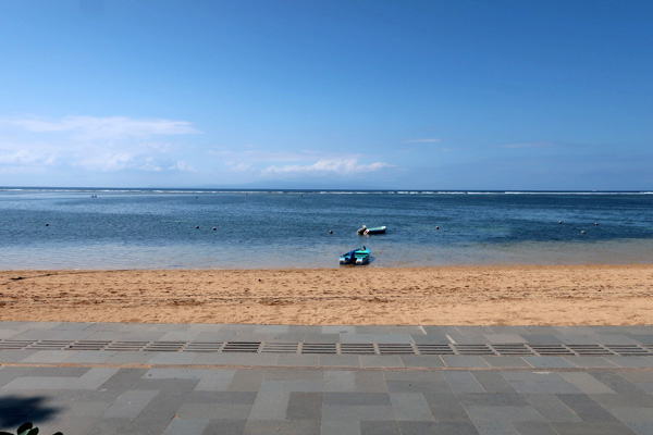 私は昨日の疲れが残っていたので泳がず、ビーチを眺めたり。