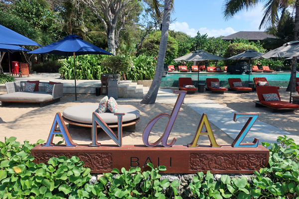 海側から見たAndazのロゴ。