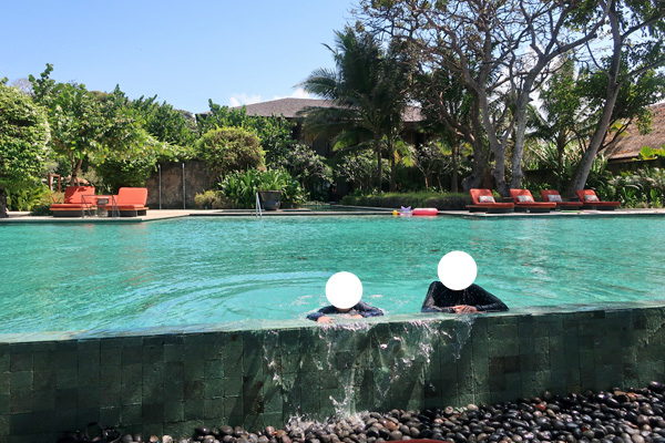 プールに戻っても、子供たちはまだ泳いでいます。