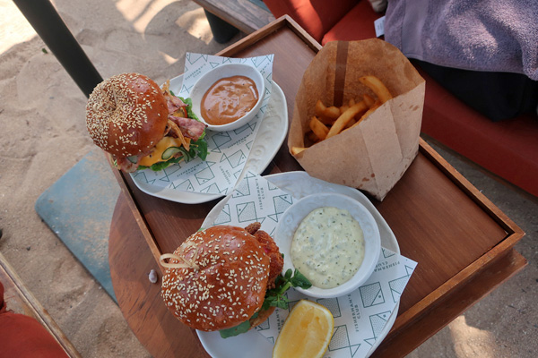 もうお昼を過ぎているので、ここでランチにすることにしました。フィッシュバーガーとチーズバーガー。