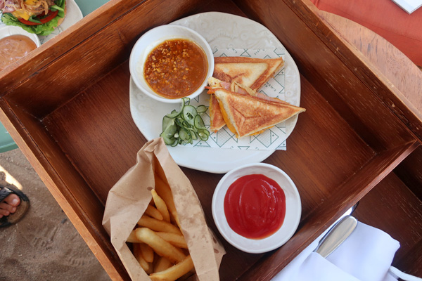 ハムとチーズのサンドイッチ。