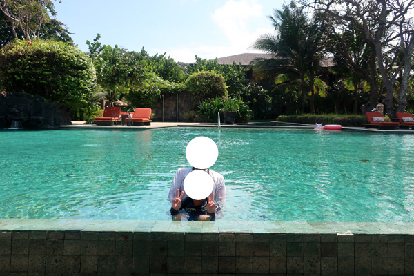 食後は再びプール。<br />比較的新しいホテルではありますが、プールのタイルは所々ひび割れていたり剥がれていたり。プールの外に置かれている小石の部分はたまに針金が出ていたりするので、特に子連れだと注意が必要です。<br />遊んでいるうちに、チェックイン時間である15時をとっくに過ぎていました。が、お部屋の用意ができたという連絡は一向に来ません。もしかしたら忘れられているのかな？と思って、ロビーへ行ってみることにしました。