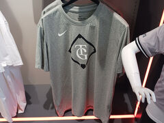 こちらのシャツは普段着として着ても普通に良いなと思いました。