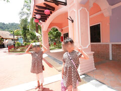 麓のオリエンタルビレッジは結構オシャレなお土産が揃っていて良かったです。
定番の「I♡Langkawi」的なTシャツもかなりオシャレだった。
いつも何買っていいかわからず何も買わない父へのお土産はそのTシャツに決定。
母にもオシャレなバティック柄のタイパンツを買いました。
レストランもたくさんあってすごく良かったです。

おまちかねトイレチェックは、私は行ってないんだけど、有料で主人曰く「古いけど許容範囲」とのことでした。