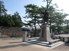 偉い人の像がたくさんあります。
こちらは堀尾吉晴公像。松江城を築城した人らしい。