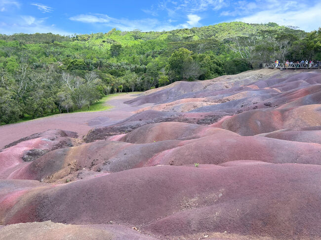 七色には見えませんが、大地に含まれているもので微妙な変化が楽しめるのはとても良かったです。<br /><br />このあと「グランバッサン」というヒンドゥー教徒たちの聖なる泉を見て帰ろうかと途中まで行きましたが、なんと通行止め。<br />結局どこも寄れる場所もなく、ホテルに向かいました。<br /><br />ホテルは東部エリア・ベルマールにあるホテル「Sunrise Attitude」でした。<br />この時期、ほとんど選択肢がなかったこと、オールインクルーシブ、イルドセルフに行きやすいエリアということで選びました。
