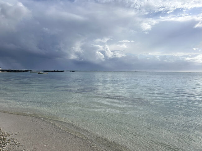 ホテル前のビーチです。朝なので少し色が薄いですが・・・<br /><br />ホテルには専用のビーチというのがほとんどないらしく、ここも公共ビーチですが、一応ビーチチェアとテーブル（日中はドリンクサービスも）もありました。<br />ビーチに行くまでに野良犬がいるのが・・・イマイチ。