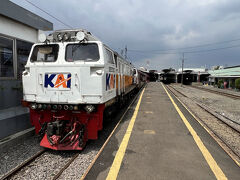 ■PARAHYANGAN号　バンドン1305→ガンビル1604
プライオリティなる座席を利用します。
エグゼクティブより上です。
rp250K。2300円しないくらい。
往路の高速鉄道と似たような価格帯。決して贅沢じゃない。

電車じゃないよ。ディーゼル機関車牽引の客車列車。
それだけで自分なんかは喜びます。