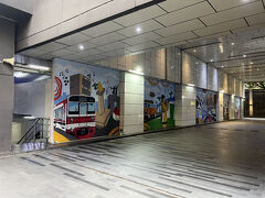 イエロー ホテル ハルモニ ジャカルタ
2泊で約8100円。
この他に翌朝だけ朝食を追加しました。926円。

ホテルの下の方は飲食店が入っています。
そこを通り抜けるか建物の脇を通ってホテルの入り口へ。

こんなイラストが迎えてくれます。