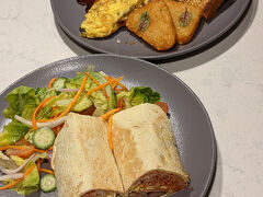 8/21(木)DAY7

プラチナでも朝ごはんは有料ということで、ルームサービスをとってみました。
ルームサービスはこのあとも結構利用することになります。

RENAISSANCE　BREAKFAST　WRAP　Rp110、
LAVA LAND BREAKY（キッズメニュー）Rp80。
