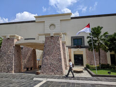 この日は、妻のリクエストでジェンガラケラミックへ。
ル・メリディアンに泊まっていた去年は、妻は一人で歩いて行ってましたが、今年はGrabで。
ちなみに、ホテルから、往路Rp90,600、復路Rp53,600という差は何だろうね。