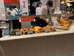 少し並んで購入。人気ですね！同じかまぼこの出塚水産でも買い物しました。