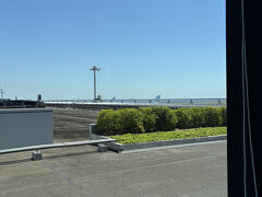 高速バスで羽田に到着後まっすぐ保安検査場へ。１１時。カードラウンジで少し休憩します。目の前の子供が・・・座っていただきたい。