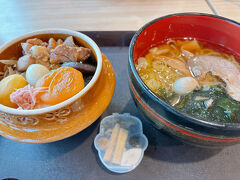 戸隠からの帰路に立ち寄った上信越自動車道横川サービスエリアにて夕飯。
峠の釜めしとラーメンのセットを夫婦でシェアして。
歳のせいか食べる量だいぶ減りました(とくに夫が)。