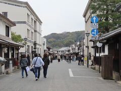 倉敷本通り商店街。にぎわいもある。日曜だし。