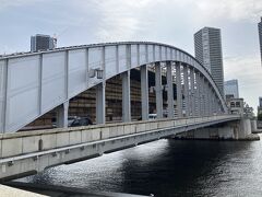 隅田川に架かる勝鬨橋。アーチが立派です。
