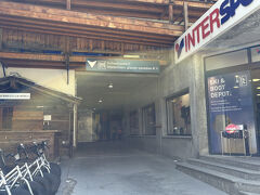 11:20

Matterhorn Glacier Paradise　ゴンドラリフト乗り場

①Zermatt (1646m) ＝ Furi (1864m)　７分
②Furi (1879 m) ＝ Trockener Steg (2940m)　８分
③Trockener Steg (2923 m)＝ Klein Matterhorn/Matterhorn glacier paradise (3821m)　９分

２回乗り換えて、１６００mから３８００ｍまで約４０分かけてたどり着きます。
往復　１２５CHF/１人　日本円換算２３０００円！
これだけでも元取れそう。