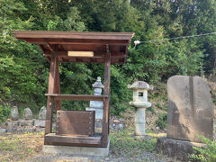 不老長寿の御利益があるといわれる、養老寺の境内に入りました。
病弱な父を助けた息子が源丞内で、供養塔があるようです