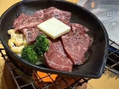 夕食は予約しておいた「車屋源氏」さんで。

■宗谷黒牛の鉄板焼き　2,000円