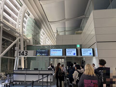 今回はJALで航空券を買いましたが、21:50に羽田発の共同運航便のフィンエアーでヘルシンキに向かいます。
1人196,560円でした。
この日の仕事は在宅にして、定時に仕事を終え、シャワーを浴びてから家を出ました。
羽田行きの京急は帰宅する人たちと重なり大混雑、フィンエアーの荷物預けも長蛇の列で、PPで使えるラウンジで夕飯を取りましたが、満席で20分くらい待たされ、だいぶぐったりしました。