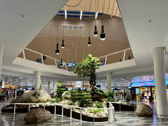 飛行機の中はけっこう寝れたので、ヘルシンキに着いたときは元気でした。
北周りにルートが変更になったため、1時間早く3:40に到着です。
朝早いと、早くついてもあんまりありがたくないですよね…
セキュリティを抜けるとなんちゃって日本庭園がありました。
ここからタクシーでフェリー乗り場に移動しました。
