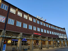 ヘルシンキ空港から市内までのタクシー料金は固定制で、タクシー会社によって39～43ユーロです。
タクシーに乗ったら、フェリー乗り場は固定じゃないと言われ、なんだか英語もよく通じず不安になりましたが、メーターで44.6ユーロ（7,966円）でした。
カードの明細を見たら、為替レートは1ユーロ178.61でした。
円安がつらいです( ；∀；)
7:45発のフェリーですが、5時半過ぎにはフェリーターミナルに着いてしまい、オフィスがまだ開いていません。
震えるような寒さにびっくりして、あわててスーツケースからセーターを取り出して着ました。
猛暑の日本との気温差が激しいです。