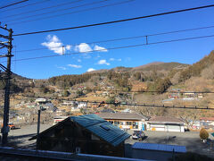 秩父の少し手前にある青い鳥のまち、横瀬町(よこぜまち)に行ってきました。
散策コースの各地にある看板に、カワセミの像が乗っていました。
カワセミが町の鳥として指定され、氷柱の観光スポットがあるそうです。
