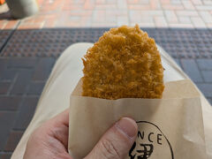 前に並んでいた人は、コロッケと生ビールを買っていた。
あれは最強の組合せだ。
伊予ビーフコロッケ（300円）
買ったはいいけど、食べるところがないので、ちょっと困りました。
松山空港リムジンバス乗り場のベンチで食べることにしました。
300円のコロッケ、実力はいかに！？
熱々、サクサク、カリカリ。
めちゃめちゃ、お肉が入っていました。
美味しい～。
うん、これは美味しい。
あちゃ～、これは絶対にビールに合う。
ベンチで横に座っていた外国人（西洋人）にじっと見られていました。
コロッケ屋さんは、徒歩１分もかからない場所だったので、指を差して、「オーバーゼア！」と言ったら通じました。