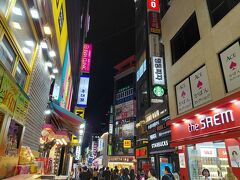 本日のお宿は明洞なので、チェックイン前に明洞をふらふら。
この右側のSAEMはボッタクリだから注意。

