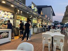 ちょっと休憩して、ホテルの目の前の屋台へ。ここは外だけど通路も広く、雰囲気も含めてベビーカーの子連れでも大丈夫でした。シンガポールで有名な飲食店評価本がプロデュースしたホーカーズだそうです。