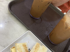 今日もカヤトーストです。トーストボックスだったはず。
数日前に食べた店と同じカヤトーストでも全然違うのね。個人的には前回のほうが好みでした。