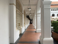 というわけで、ホテルから歩いて5分ほどのラッフルズホテルにきました。