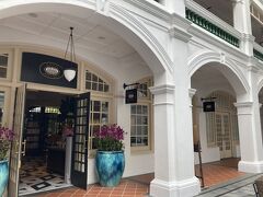 しばらくホテル内を見学していたらちょうどブティックがオープンしました。ここでラッフルズのお土産ではないんだけど、とっても好みのバッグを発見。また後で来るだろう、と思いとりあえず保留。日本語の案内も多数あり、中はほぼ日本人でした。